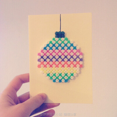 圣诞节 拼拼豆豆 圣诞彩球作品
每个装饰球都能装一个愿望吧！各种样式球球
拼豆小站 专注分享 - 拼豆图纸 拼豆材料包 拼豆成品