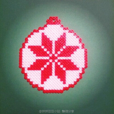 圣诞节 拼拼豆豆 圣诞彩球作品
每个装饰球都能装一个愿望吧！各种样式球球
拼豆小站 专注分享 - 拼豆图纸 拼豆材料包 拼豆成品