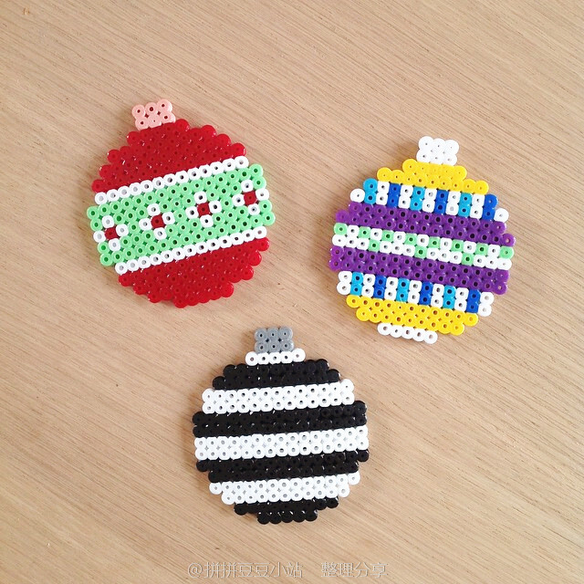 圣诞节 拼拼豆豆 圣诞彩球作品
每个装饰球都能装一个愿望吧！各种样式球球
拼豆小站 专注分享 - 拼豆图纸 拼豆材料包 拼豆成品