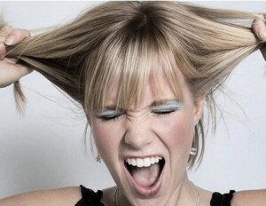 　　12月16日，林更新凌晨到达西双版纳，并感叹一进房间就好暖心。原来，林更新夸赞的正是好友王思聪家的酒店。在入住前，酒店早就备上蛋糕表示欢迎。

　　看到照片，网友纷纷留言调侃：

　　“这是深夜虐狗啊，终于承wenbing.cn/kpzx/qinggan/ 认你是万达少奶奶了”

　　“少奶奶回家的既视感?”

　　“你变了，你开始秀恩爱了”

　　据了解，王思聪林更新二人私交颇好，两个人之间经常幽默互动。此前王思聪刚入手iPhone6，在手机调试期间，王思聪在微信输入了“今晚洗干净在家等我”，发送对象是林更新，这条微博成为一时的娱乐话题。