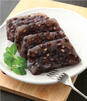 紅豆涼糕
【材　料】蓮藕粉250公克水500cc紅豆100公克【調 味 料】細砂糖300公克
【做　法】1.紅豆洗淨，放入電鍋內鍋中，再加入200cc的水，外鍋放兩杯水，蓋上鍋蓋、按下開關，蒸至跳起後瀝乾備用。
2.蓮藕粉加入200cc的水拌勻備用。
3.取一鍋，加入剩餘的300cc的水及細砂糖，煮開後倒入作法2的蓮藕粉漿中拌勻至稠狀，再加入作法1的紅豆拌勻。
4.將作法3拌好的粉漿裝至容器中入蒸籠，蒸30分鐘後取出放涼，再略冰過即可。