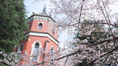 慶應義塾大学 （Keio University）是日本久负盛名的世界顶尖大学，有亚洲第一私立学府之称，与早稻田大学并称私立双雄，其主校区位于日本东京都中心，毗邻东京塔。