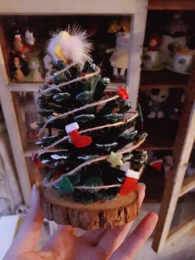 柯柯的小时光：#手作欣赏时光#用松果DIY的圣诞树，这个专辑里有制作方法哦，喜欢你就往下翻哦！
