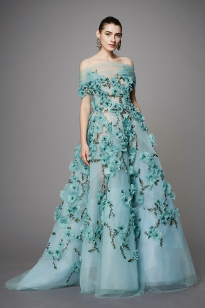 英国时尚品牌 Marchesa 2017早秋系列LookBook 本季系列的灵感源自俄罗斯国宝级文物“Fabergé egg（法贝勒彩蛋）”，设计师用其最为擅长的手笔：薄纱、刺绣、华丽珠宝、繁盛花朵点缀……Marchesa的仙裙，永远都是梦幻…