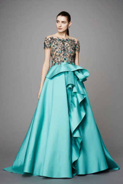 英国时尚品牌 Marchesa 2017早秋系列LookBook 本季系列的灵感源自俄罗斯国宝级文物“Fabergé egg（法贝勒彩蛋）”，设计师用其最为擅长的手笔：薄纱、刺绣、华丽珠宝、繁盛花朵点缀……Marchesa的仙裙，永远都是梦幻…