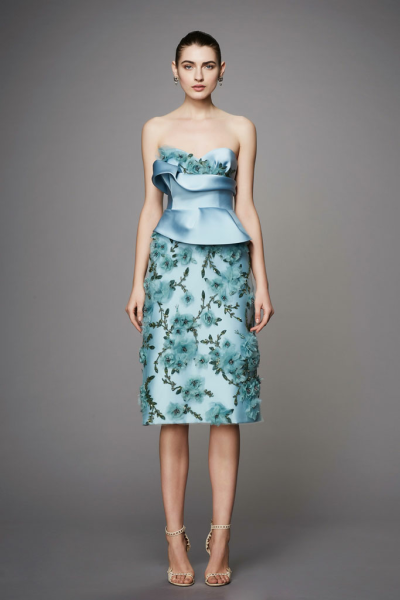 英国时尚品牌 Marchesa 2017早秋系列LookBook 本季系列的灵感源自俄罗斯国宝级文物“Fabergé egg（法贝勒彩蛋）”，设计师用其最为擅长的手笔：薄纱、刺绣、华丽珠宝、繁盛花朵点缀……Marchesa的仙裙，永远都是梦幻…