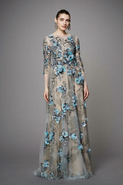 英国时尚品牌 Marchesa 2017早秋系列LookBook 本季系列的灵感源自俄罗斯国宝级文物“Fabergé egg（法贝勒彩蛋）”，设计师用其最为擅长的手笔：薄纱、刺绣、华丽珠宝、繁盛花朵点缀……Marchesa的仙裙，永远都是梦幻…