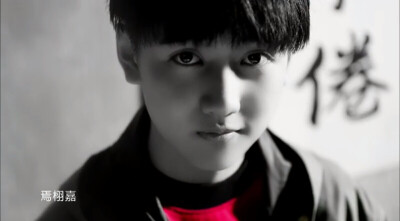 龙生九子，各有所好。浓郁中国风，少年正当时。他是龙生九子中的“螭吻”，rap担当，明眸皓齿，言笑晏晏，好学不倦。他就是焉栩嘉动漫世界里走出来的你嘉哥，萌力十足的大眼萌，微微一笑最少年~ 