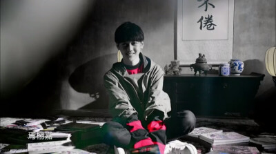 龙生九子，各有所好。浓郁中国风，少年正当时。他是龙生九子中的“螭吻”，rap担当，明眸皓齿，言笑晏晏，好学不倦。他就是焉栩嘉动漫世界里走出来的你嘉哥，萌力十足的大眼萌，微微一笑最少年~ 