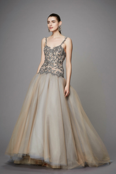 英国时尚品牌 Marchesa 2017早秋系列LookBook 本季系列的灵感源自俄罗斯国宝级文物“Fabergé egg（法贝勒彩蛋）”，设计师用其最为擅长的手笔：薄纱、刺绣、华丽珠宝、繁盛花朵点缀……Marchesa的仙裙，永远都是梦幻…