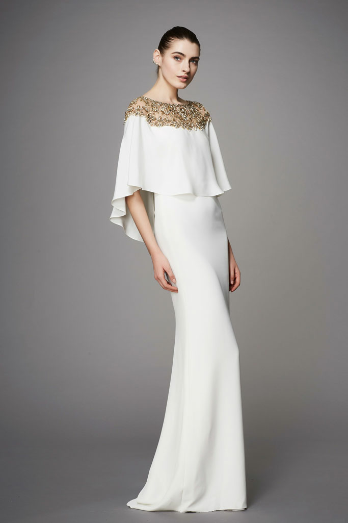 英国时尚品牌 Marchesa 2017早秋系列LookBook 本季系列的灵感源自俄罗斯国宝级文物“Fabergé egg（法贝勒彩蛋）”，设计师用其最为擅长的手笔：薄纱、刺绣、华丽珠宝、繁盛花朵点缀……Marchesa的仙裙，永远都是梦幻又满含诗意的模样～