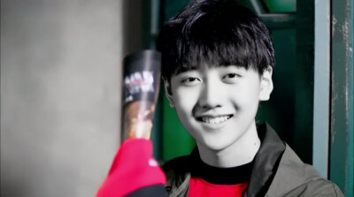 龙生九子，各有所好。浓郁中国风，少年正当时。他是龙生九子中的“螭吻”，rap担当，明眸皓齿，言笑晏晏，好学不倦。他就是焉栩嘉动漫世界里走出来的你嘉哥，萌力十足的大眼萌，微微一笑最少年~ 