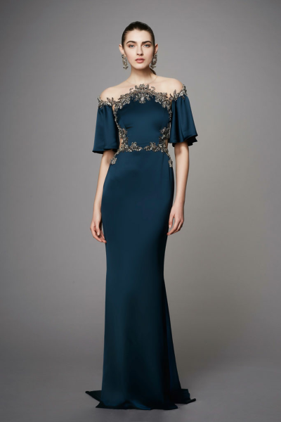 英国时尚品牌 Marchesa 2017早秋系列LookBook 本季系列的灵感源自俄罗斯国宝级文物“Fabergé egg（法贝勒彩蛋）”，设计师用其最为擅长的手笔：薄纱、刺绣、华丽珠宝、繁盛花朵点缀……Marchesa的仙裙，永远都是梦幻…