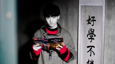 龙生九子，各有所好。浓郁中国风，少年正当时。他是龙生九子中的“螭吻”，rap担当，明眸皓齿，言笑晏晏，好学不倦。他就是焉栩嘉动漫世界里走出来的你嘉哥，萌力十足的大眼萌，微微一笑最少年~ 