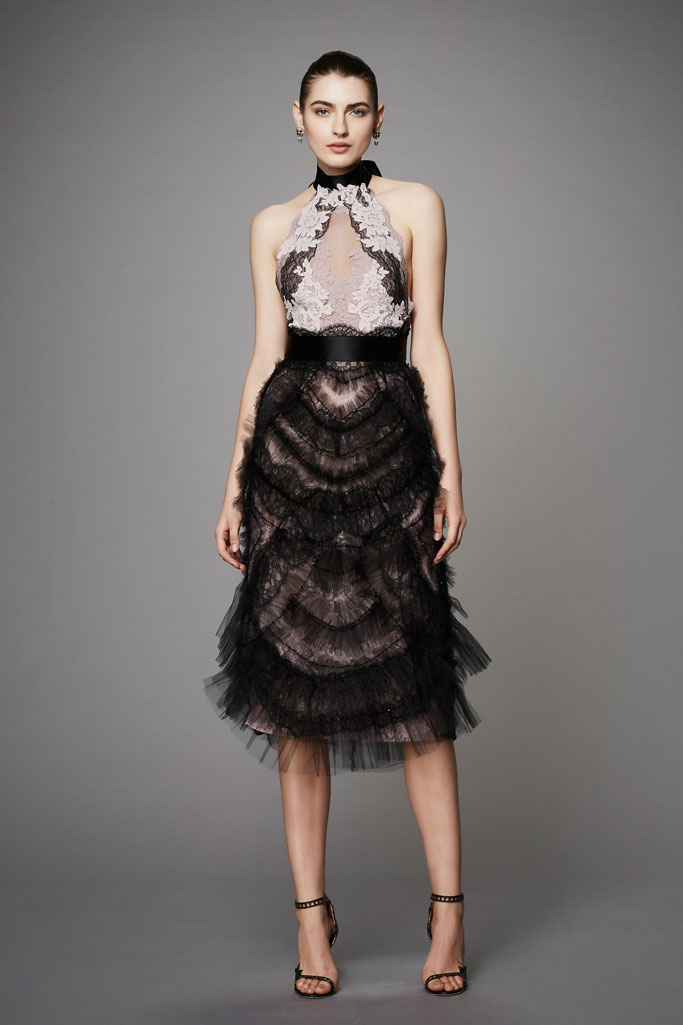 英国时尚品牌 Marchesa 2017早秋系列LookBook 本季系列的灵感源自俄罗斯国宝级文物“Fabergé egg（法贝勒彩蛋）”，设计师用其最为擅长的手笔：薄纱、刺绣、华丽珠宝、繁盛花朵点缀……Marchesa的仙裙，永远都是梦幻又满含诗意的模样～