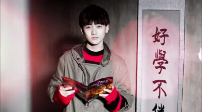 龙生九子，各有所好。浓郁中国风，少年正当时。他是龙生九子中的“螭吻”，rap担当，明眸皓齿，言笑晏晏，好学不倦。他就是焉栩嘉动漫世界里走出来的你嘉哥，萌力十足的大眼萌，微微一笑最少年~ 