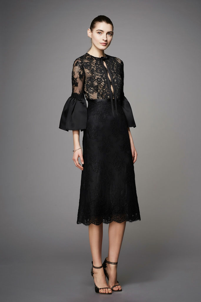 英国时尚品牌 Marchesa 2017早秋系列LookBook 本季系列的灵感源自俄罗斯国宝级文物“Fabergé egg（法贝勒彩蛋）”，设计师用其最为擅长的手笔：薄纱、刺绣、华丽珠宝、繁盛花朵点缀……Marchesa的仙裙，永远都是梦幻又满含诗意的模样～