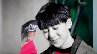 龙生九子，各有所好。浓郁中国风，少年正当时。他是龙生九子中的“螭吻”，rap担当，明眸皓齿，言笑晏晏，好学不倦。他就是焉栩嘉动漫世界里走出来的你嘉哥，萌力十足的大眼萌，微微一笑最少年~ 