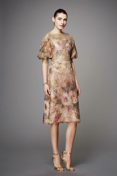 英国时尚品牌 Marchesa 2017早秋系列LookBook 本季系列的灵感源自俄罗斯国宝级文物“Fabergé egg（法贝勒彩蛋）”，设计师用其最为擅长的手笔：薄纱、刺绣、华丽珠宝、繁盛花朵点缀……Marchesa的仙裙，永远都是梦幻…