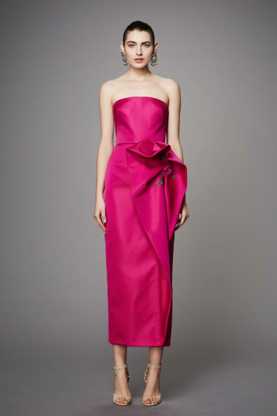 英国时尚品牌 Marchesa 2017早秋系列LookBook 本季系列的灵感源自俄罗斯国宝级文物“Fabergé egg（法贝勒彩蛋）”，设计师用其最为擅长的手笔：薄纱、刺绣、华丽珠宝、繁盛花朵点缀……Marchesa的仙裙，永远都是梦幻…