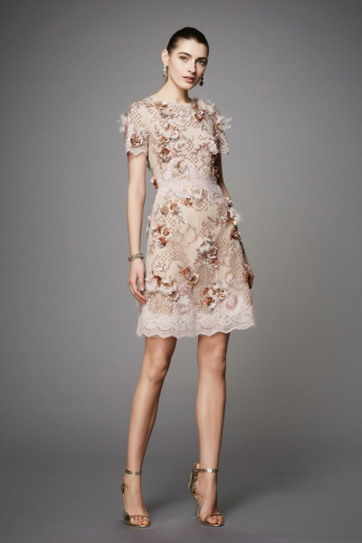 英国时尚品牌 Marchesa 2017早秋系列LookBook 本季系列的灵感源自俄罗斯国宝级文物“Fabergé egg（法贝勒彩蛋）”，设计师用其最为擅长的手笔：薄纱、刺绣、华丽珠宝、繁盛花朵点缀……Marchesa的仙裙，永远都是梦幻…