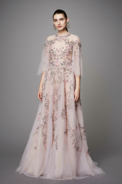 英国时尚品牌 Marchesa 2017早秋系列LookBook 本季系列的灵感源自俄罗斯国宝级文物“Fabergé egg（法贝勒彩蛋）”，设计师用其最为擅长的手笔：薄纱、刺绣、华丽珠宝、繁盛花朵点缀……Marchesa的仙裙，永远都是梦幻…