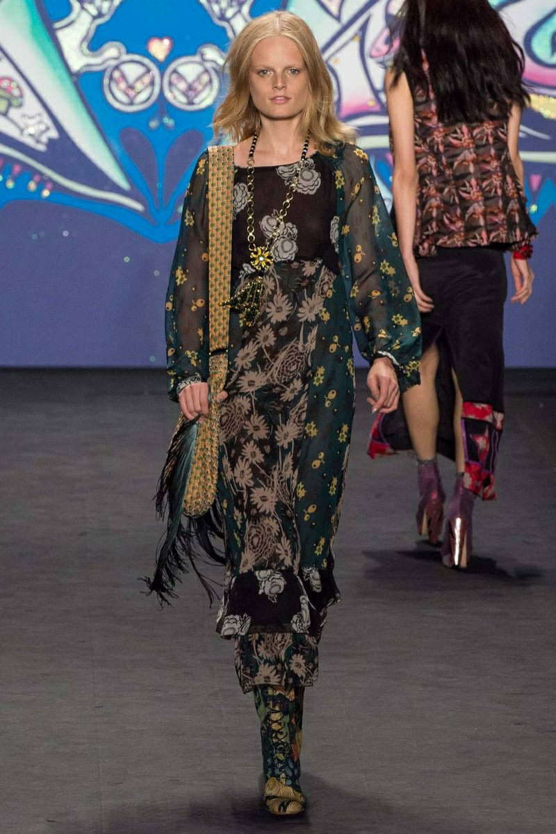 Anna Sui 2015 春夏高级成衣 系列像是她注定要设计的。她把一些爱好毫不夸张地拼合在一起：伦敦最为辉煌的60年代晚期印花、新艺术运动和装饰主义、嬉皮士、华丽摇滚、时运不济的恋人Keith Richards 和 Anita Pallenberg的装扮、时代的定义～