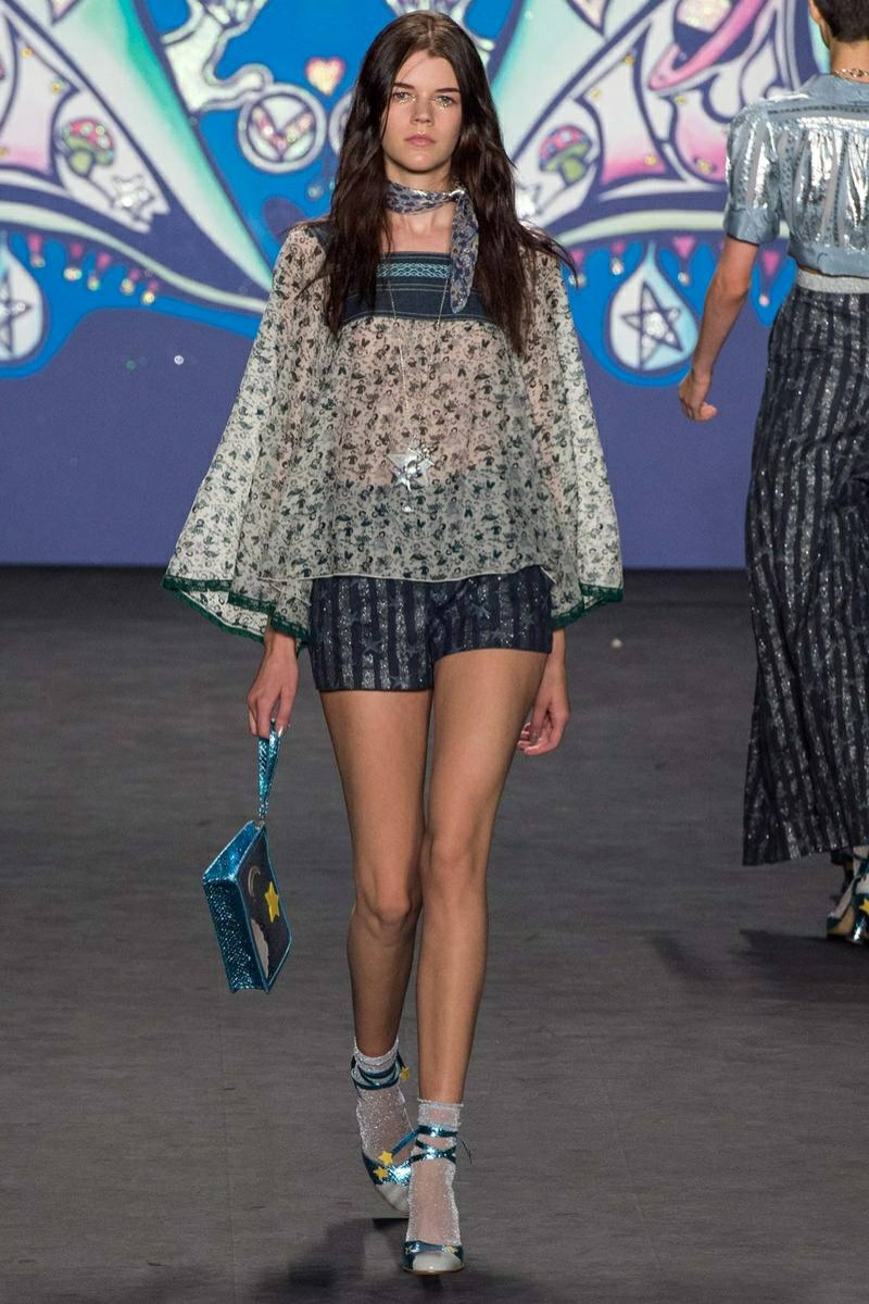 Anna Sui 2015 春夏高级成衣 系列像是她注定要设计的。她把一些爱好毫不夸张地拼合在一起：伦敦最为辉煌的60年代晚期印花、新艺术运动和装饰主义、嬉皮士、华丽摇滚、时运不济的恋人Keith Richards 和 Anita Pallenberg的装扮、时代的定义～