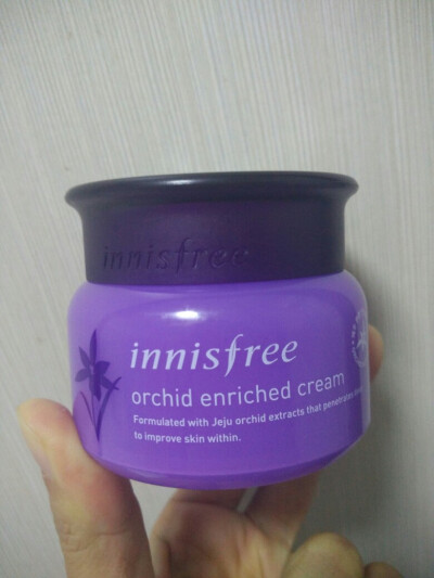 #innisfree#寒兰营养面霜，质地像果冻软软润润，看起来有点油但是抹开挺清爽的，而且好吸收，皮肤软软润润的。夏天30+度的气温，早晚都能用不会特别油腻，上底妆前用了也没发现搓泥，开整晚空调睡醒起来皮肤也不干崩…