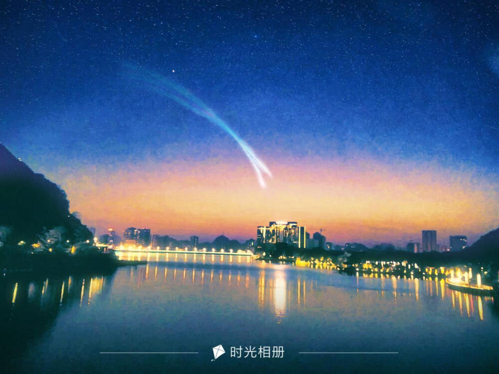 这个季节好像不太合适来，因为不会看到云朵，尽管太阳很嗮可还是很冷，青稞酒的味道好极了，第一口回味无穷，第二口有点甜，第三口就能尝出它的厉害，和风花雪月啤酒一样是可以下故事的酒，