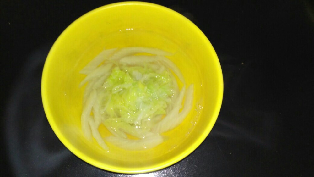 分开的那通电话里，幸好没有忘记祝福你。我对你那么好，你对我那么好，就这样突然地一刀两断。我出乎意料地平静。高中三年，我们彼此依赖；大学异地，我们彼此倾诉。我以为，我们的友情会一直这样走下去，淡淡的，坚韧的。没有像爱情那样纠缠，断的干净利落。我这样一个犹豫不决的人，第一次，也是最后一次先挂断了电话，删除了你所有的联系方式。谢谢你，曾经出现在我的生命里，带给我欢乐，温暖，依赖。我错了，你错了，我们都错了，所以，我们只能分开。但是，我做不到一点不计较。惟愿，我们缘分已尽，永不相见，永无瓜葛。