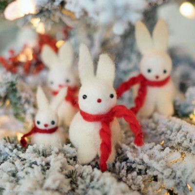 戴上红色围巾的小白兔，毛绒可爱，是装扮圣诞树很醒目的装饰品，使用羊毛毡制作的兔子雪白的颜色、萌萌的外形惹人喜爱。