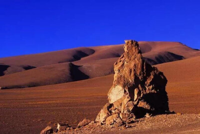 难以想象一次干旱竟延续了 400年之久，但这的确曾发生在智利阿塔卡马沙漠的部分地区。位于阿塔卡马沙 漠北端的阿里卡从来不 下雨。它已成为一个闻 名的度假地，靠引安第 斯山脉的管道水来供 水。阿塔卡马沙漠从智 利…