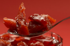 『俄罗斯美食 斯穆克瓦』Smokva这种甜食几乎已经被人们遗忘了，但在俄罗斯的一些农村还可以找到。从前，人们还将这些甜食称作“天堂干苹果”。从本质上讲，它的味道有些像现代水果馅饼。制作时，需要熬煮果胶丰富的水果，如苹果、榅桲、李子和花椒浆果。有趣的是，smokva原意为干无花果，但对普通人来说，无花果非常昂贵，因此一位不知道姓名的厨师就开发出一种替代品，即用当地出产的原料放在蜂蜜或糖浆中熬煮，制作成一种水果甜品。自18世纪末法国烹饪技艺传入俄罗斯以来，水果味糖果的名字已经被欧化，人们又用smokva一词来指称无花果了（指该水果本身）。然而，在俄罗斯一些偏远地区，这种传统甜食依然保留着原来的名称。