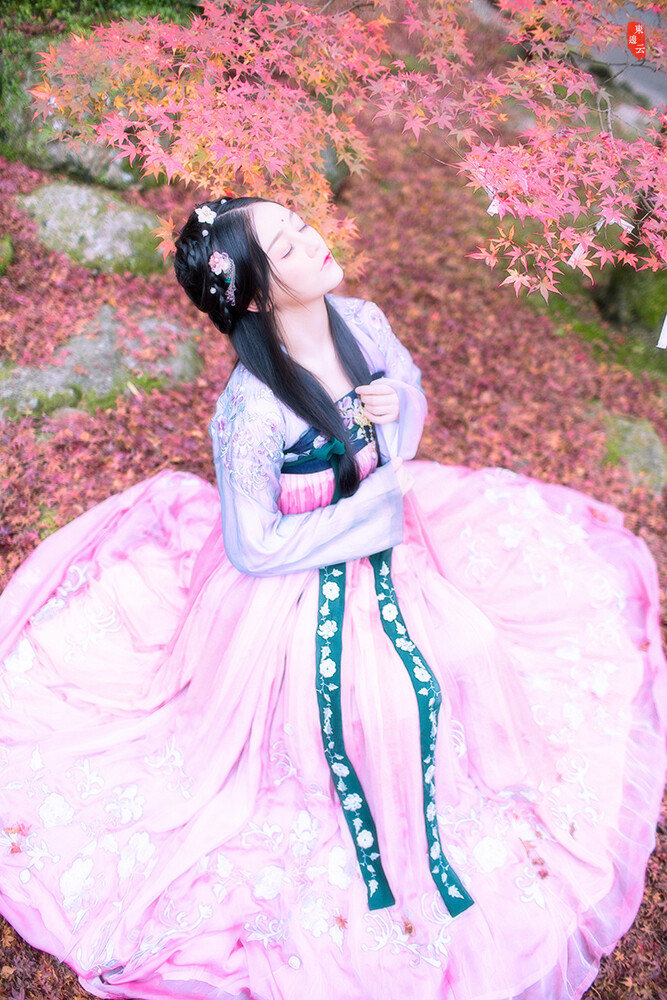 【汉服摄影' 东边云】〔 花未眠 〕 .
记得群芳未眠时，日照行云彤满枝。扶头小梦春慵处，侧听三声玉漏迟。