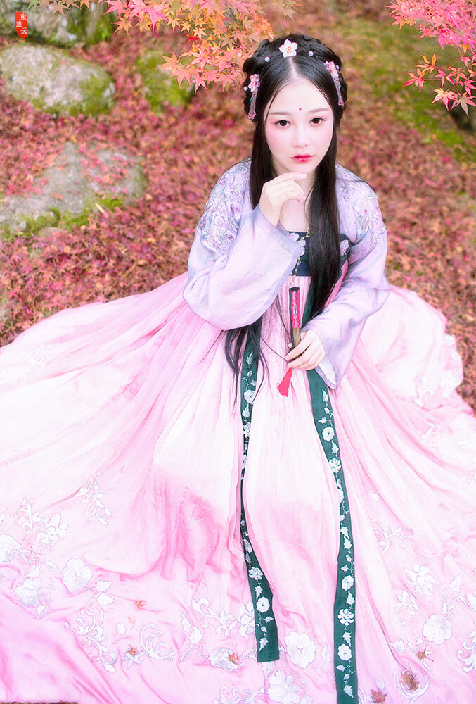 【汉服摄影' 东边云】〔 花未眠 〕 .
记得群芳未眠时，日照行云彤满枝。扶头小梦春慵处，侧听三声玉漏迟。