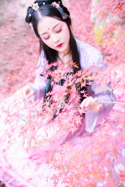 【汉服摄影' 东边云】〔 花未眠 〕 .
记得群芳未眠时，日照行云彤满枝。扶头小梦春慵处，侧听三声玉漏迟。