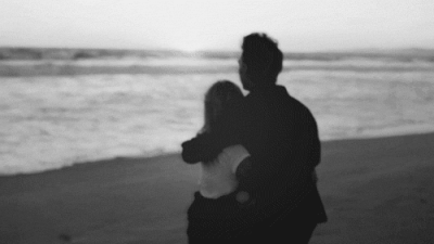情侣 拥抱 背影 黑白 沙滩