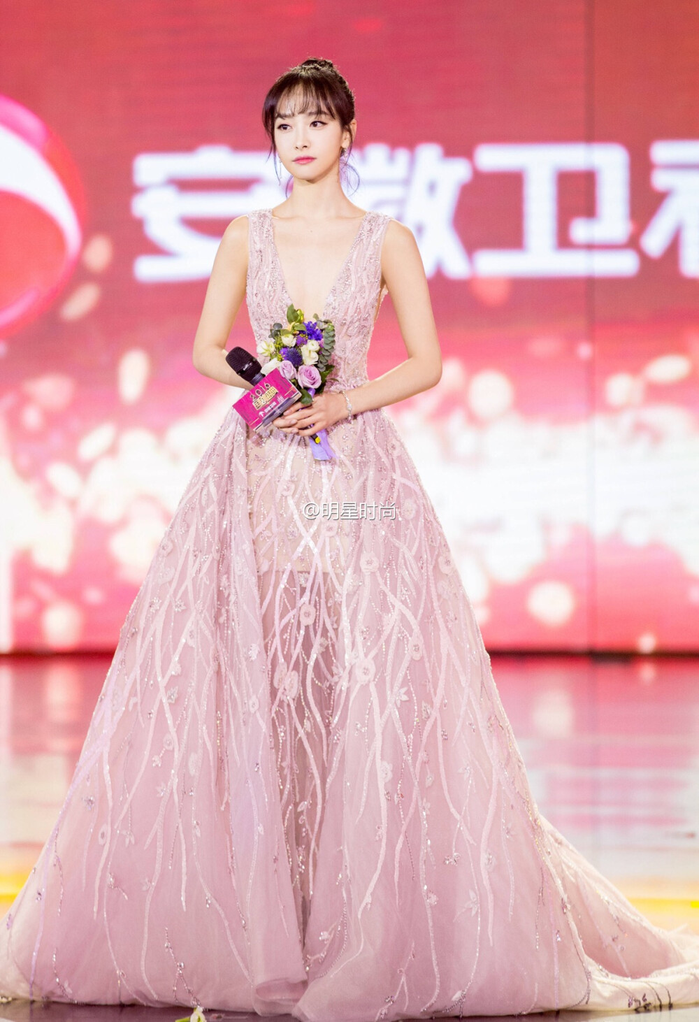 宋茜近日2016国剧盛典红毯秀的惊艳亮相,她高束丸子头搭配镶钻拖地