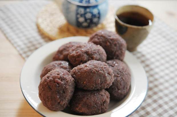 红豆萩饼是日本的传统点心。这次用的是饭岛的方子。她的红豆沙做法不麻烦，只需要花点时间。里面有种古老的，属于阿嬷的味道。（以下是8-10个萩饼的量）