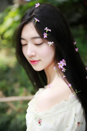 女神的长发，点缀了花朵。