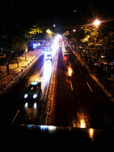 被雨困住的城市