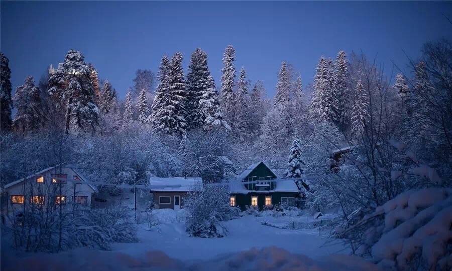 【 夜来听雪 … 】