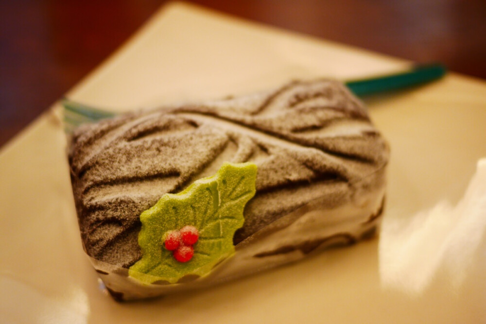 千万不要试星爸爸的树根形巧克力因为他就是一大坨巧克力以为里面有蛋糕的我还是太天真了齁死本宝宝了为了世界和平它应该做成布朗尼的！