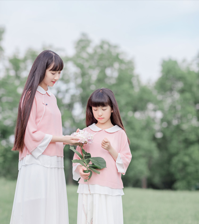 人静，人静，风弄一枝花影。