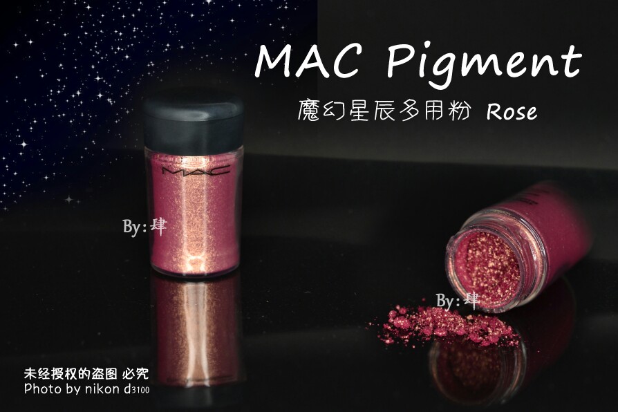 MAC 魔幻星尘多用粉 Rose
眼影粉里的老人鱼姬色
风吹了太久，年初入的现在才憋出试色。
今年的圣诞胡桃夹子眼影粉套装好像也有这个色。
看起来颗粒会比较大【可能防止太细，飞粉会很严重】，涂抹非常细腻柔滑。
金闪配上玫红色，不会太突兀，但又非常的亮眼。
颜色看起来有点玫红色，抹开的话会粉一点。
量非常足呀！一罐天荒地老，代代相传！能买mini不买正装！少女不来一颗草吗？
除了好看我也不知道说什么啦，反正买就对了。