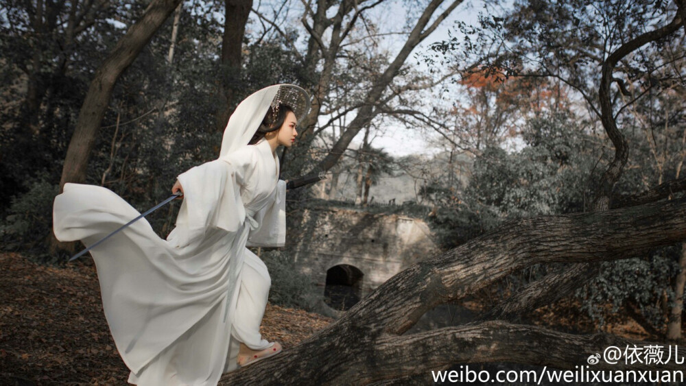 十步杀一人，千里不留行，
事了拂衣去，深藏身与名。
出境：@十月花崎 