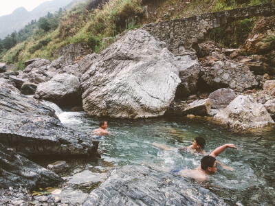 在张家界的峡谷溪流很多，游山玩水便是最好的选择、 和叔叔弟弟姐姐妹妹一家人开着车去玩、