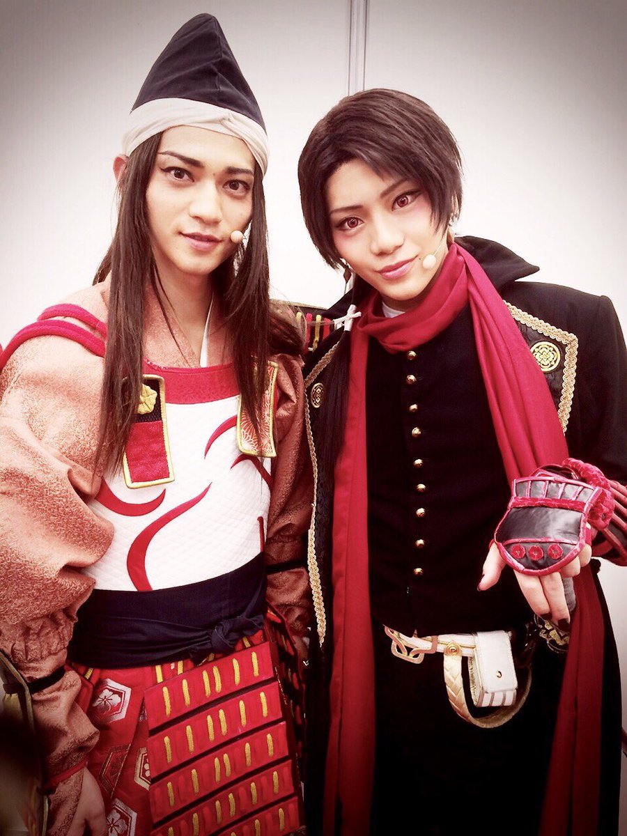 荒木健太朗official【公式】 ‏@borntobemild825 12月22日
【本人】
今年を振り返ってみると、はじめ、真ん中、最後にこいつがいました
そして、全部それらがハードだったってこと
特に真剣乱舞祭は、台詞で、倍ぐらい疲れたって言ってたしね。あれを言わせた御笠ノさん、ナイスです 笑
プライベートか仕事かわかんないけどまたすぐ会うことを祈ってまふ