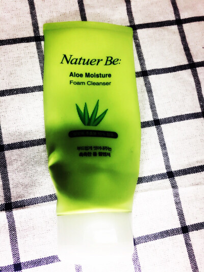 Natuer Be奈碧芦荟洗面奶，哈哈哈，超好用的，完爆被推烂啦的资生堂篮管呦，而且便宜大碗，洗完脸稍稍紧绷，适合作晚间清洁来用，泡沫淡淡的芦荟味，很清新